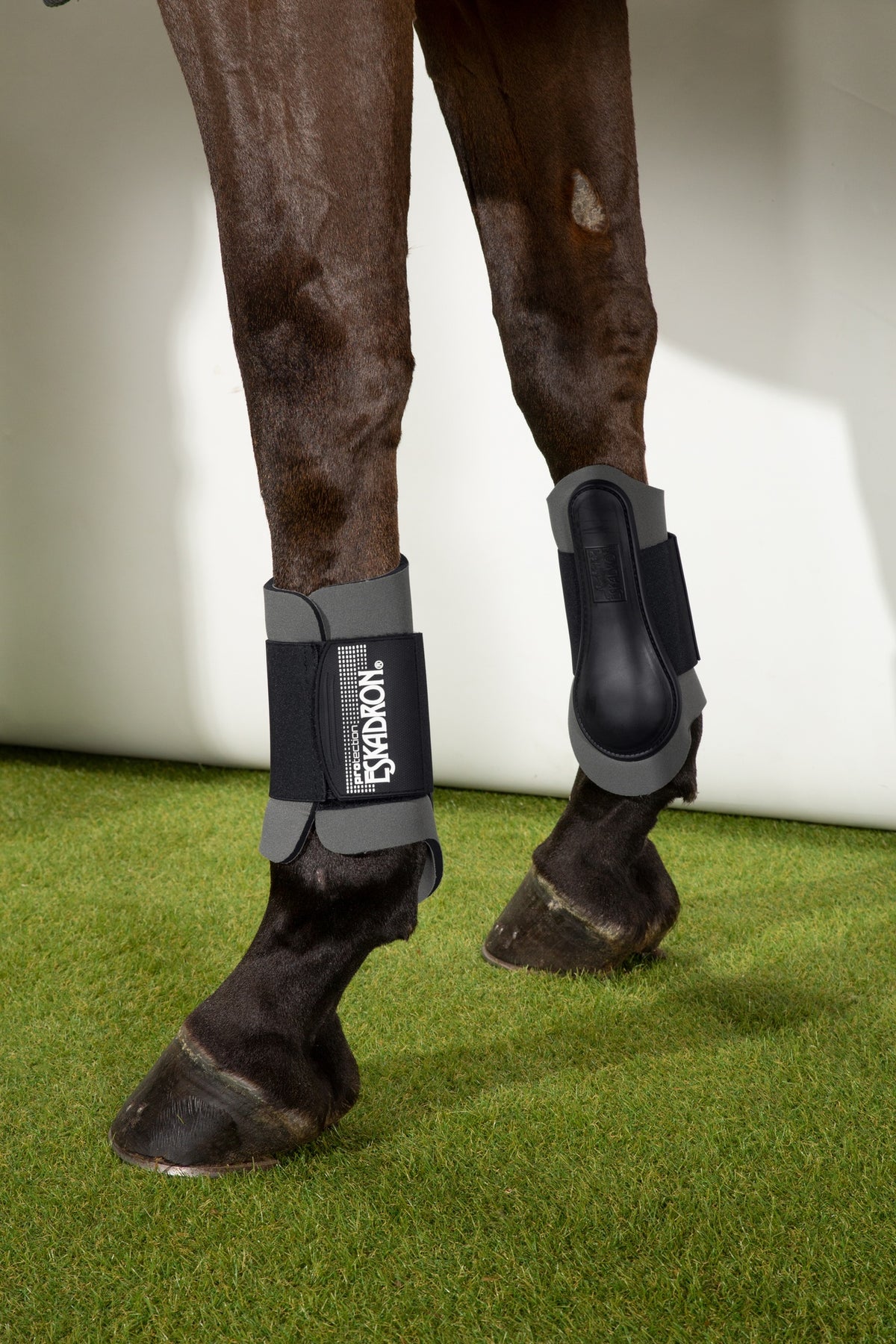 Protectores Neo-Boots Eskadron Color Gris